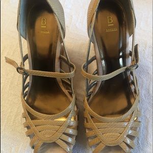 Tan wedges with shiny cork